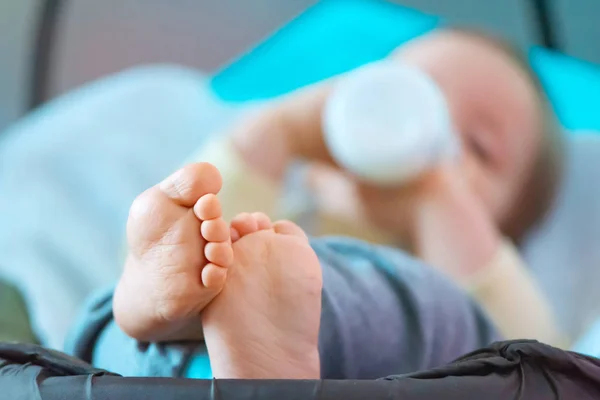 Barefoot Baby Melk Drinken Uit Fles Selectieve Aandacht — Stockfoto