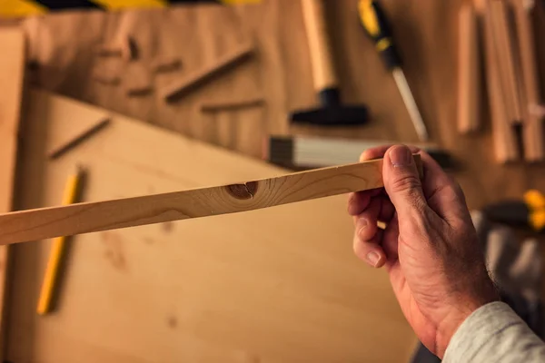 Carpinteiro Examinando Imagem Quadro Parte Madeira Close Mão Com Foco — Fotografia de Stock