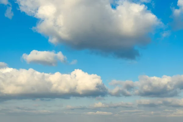 秋の青空に白い雲 — ストック写真
