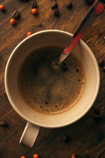 Draufsicht Auf Kaffeetasse Und Löffel Auf Einem Mit Beeren Dekorierten — Stockfoto