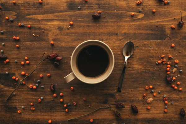 Draufsicht Auf Kaffeetasse Und Löffel Auf Einem Mit Beeren Dekorierten — Stockfoto