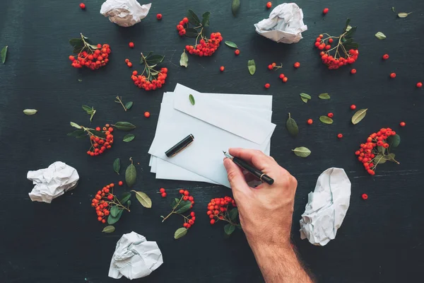 Hand Schrijven Witte Lege Envelop Mock Kopie Databaseruimte Donkere Bureaublad — Stockfoto