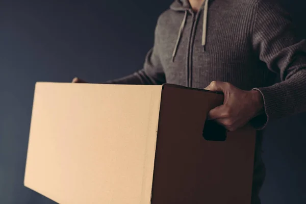 Pakowanie Przeprowadzki Człowiek Posiadający Duże Pudełko Tekturowe — Zdjęcie stockowe