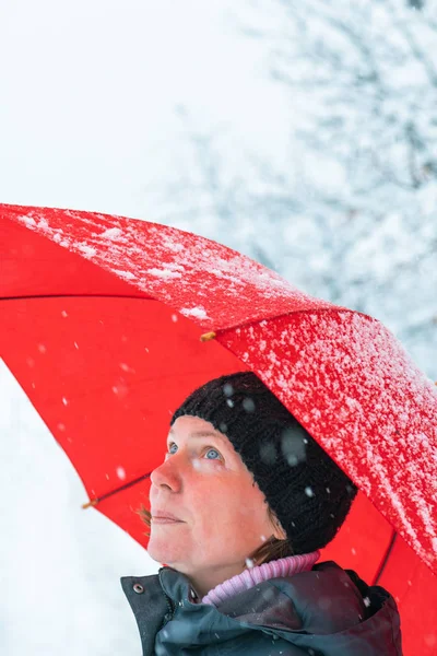 冬の雪の傘で美しい大人白人女性が立っての肖像画 — ストック写真