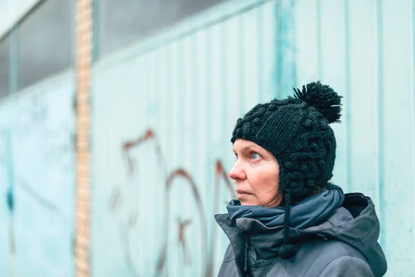 Уличный Портрет Красивой Повседневной Взрослой Кавказской Женщины Городской Среде Холодным — стоковое фото