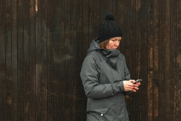 Mujer Casual Mensaje Texto Teléfono Móvil Calle Fría Tarde Invierno — Foto de Stock