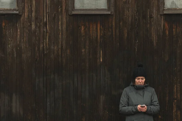 Serious Casual Female Texting Message Mobile Phone Street Cold Winter — Stock Photo, Image