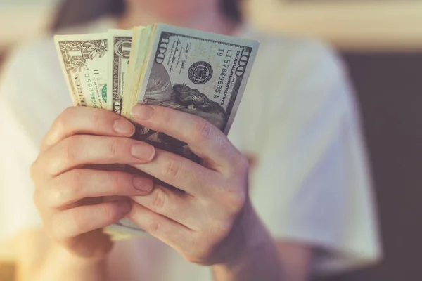 Mulher Casual Está Contando Notas Dólar Americano Close Mãos Com — Fotografia de Stock