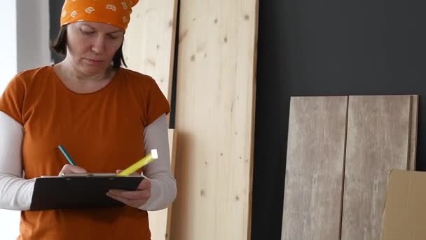 Női Carpenter Szalag Mérő Szék Kisvállalkozások Faipari Műhelyekben Zár Megjelöl — Stock videók