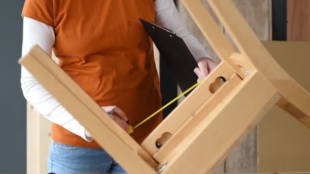 Cinta Carpintería Femenina Que Mide Asiento Silla Madera Taller Carpintería — Vídeos de Stock