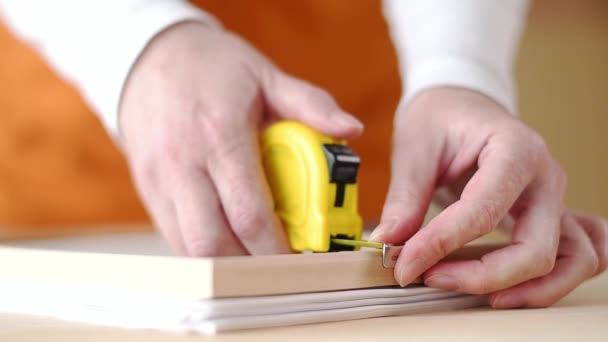 Női Carpenter Szalag Mérő Képkeret Kisvállalkozások Faipari Műhelyekben Zár Megjelöl — Stock videók