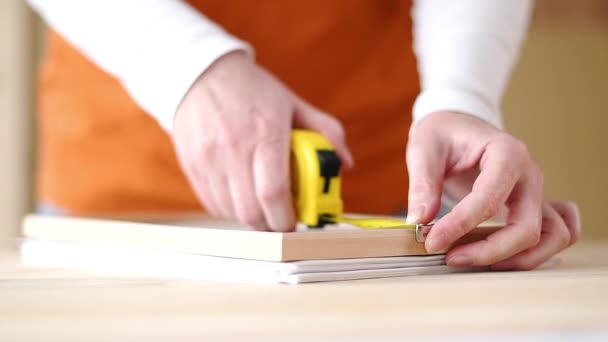 Tischlerin Maßband Bilderrahmen Kleiner Holzwerkstatt Nahaufnahme Der Hände — Stockvideo