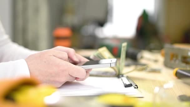 Carpintero Femenino Está Utilizando Teléfono Móvil Para Mensajería Texto Primer — Vídeos de Stock