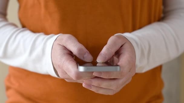 Female Carpenter Using Mobile Phone Text Messaging Close Hands Typing — Stock Video