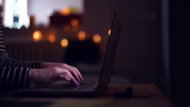女性手在黑暗的房间内部打字笔记本电脑键盘在晚上 自由职业者商务女性在家里的办公室加班 — 图库视频影像