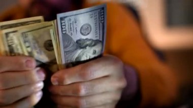 Erkek el para, bize karanlık odada Doları banknot sayma yakın çekim