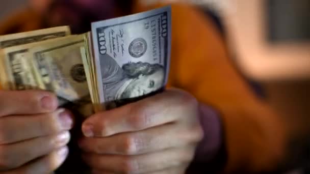 Großaufnahme Männlicher Hände Die Geld Zählen Uns Dollarnoten Dunklen Raum — Stockvideo