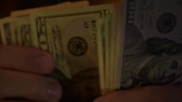 お金は私たちの暗い部屋でドル紙幣を数えて男性の手のクローズ アップ — ストック動画