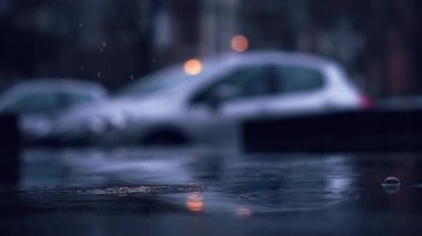 Yağmur damlası dalgaların bir havuzda gece yavaş çiseleyen yağmur
