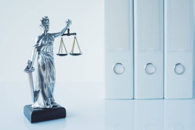 Belge yüzük bağlayıcı hukuk bürosunda adalet heykeli