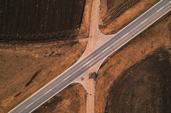 田舎の風景を空の道 秋の午後のドローン Pov から抽象的なトップ ビューの空撮 — ストック写真