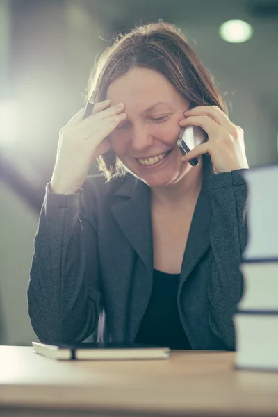 Feliz Mujer Negocios Sonriente Hablando Por Teléfono Móvil Desde Escritorio —  Fotos de Stock