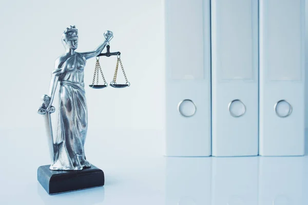 Patung Keadilan Wanita Dengan Pengikat Cincin Dokumen Kantor Hukum — Stok Foto