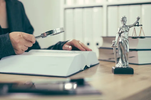 Mulher Advogada Usando Lupa Para Leitura Livros Advocacia Sua Mesa — Fotografia de Stock