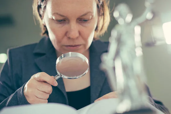 Mulher Advogada Usando Lupa Para Leitura Livros Advocacia Sua Mesa — Fotografia de Stock