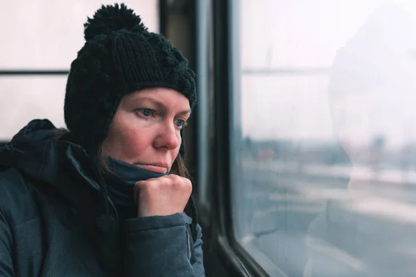 Mulher Triste Ônibus Olhando Através Janela Rua Dia Inverno Frio — Fotografia de Stock