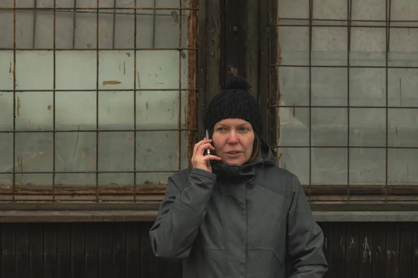 Kobiety Obawiają Się Rozmowy Telefon Komórkowy Ulicy Chłodne Zimowe Wieczory — Zdjęcie stockowe