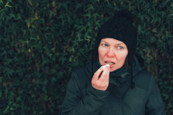 Γυναίκα Εφαρμογή Βάλσαμο Χειλιών Έξω Στο Δρόμο Για Μια Κρύα — Φωτογραφία Αρχείου
