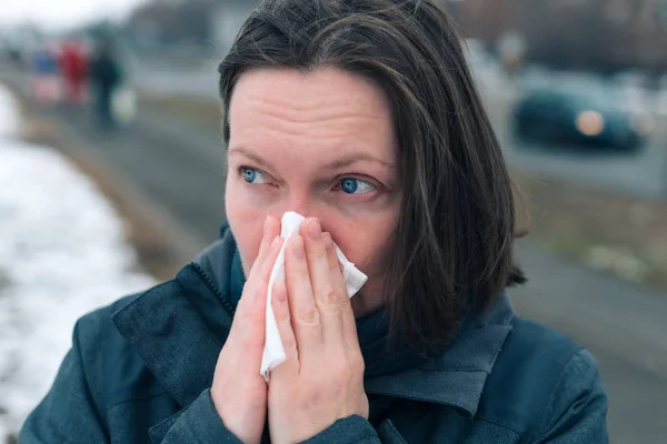 Mujer Sonándose Nariz Pañuelo Papel Calle Frío Día Invierno Comienzo —  Fotos de Stock