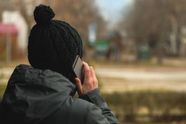 Kış, Yetişkin kafkas kadın telefonla konuşuyor Caddesi üzerinde cep telefonu konuşma