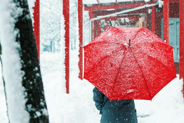 Triste Sola Mujer Bajo Paraguas Rojo Caminando Invierno Nieve Través — Foto de Stock