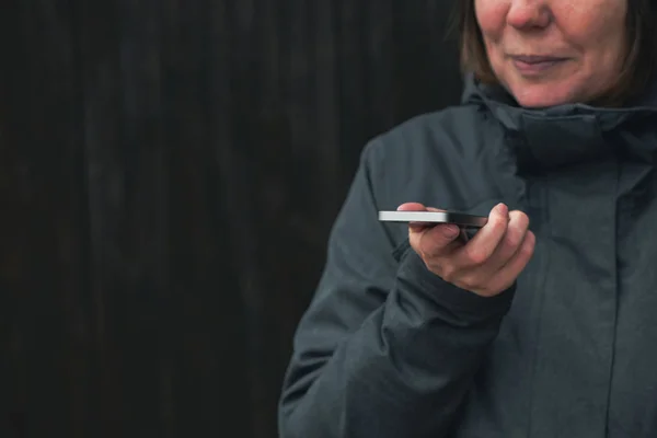 Мобильный Телефон Улице Зимой Взрослая Кавказская Женщина Разговаривает Телефону — стоковое фото