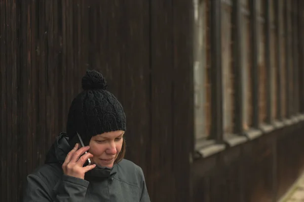 Mobiele Telefoongesprek Straat Winter Volwassen Kaukasische Vrouw Praten Telefoon — Stockfoto