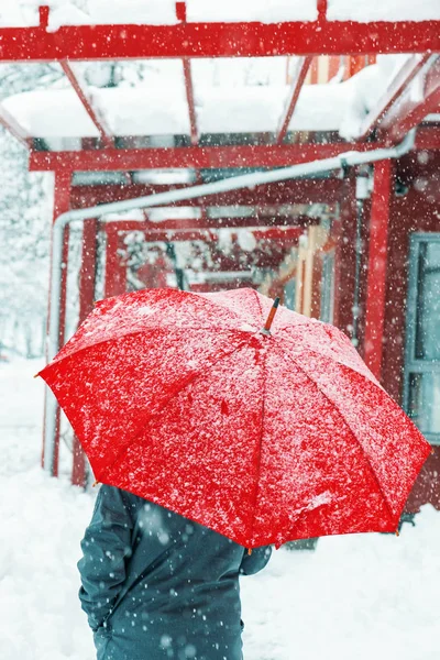 Smutná Osamělá Žena Pod Červeným Deštníkem Chodit Zimě Sněhem Prostřednictvím — Stock fotografie