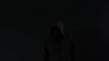 Tanınmayan kukuletalı manyak stalker parmak dilinde veya sus işareti onun suç Yasası kurbanı susturmaya el hareketi