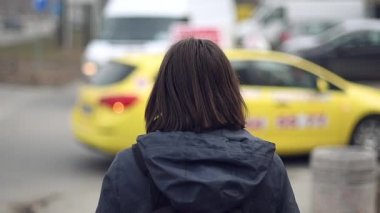 Arkadan görünüş kadın yaya geçidi trafik meşgul iken yeşil ışık bekleyen sokakta üzerinde ağır çekim ayakta.