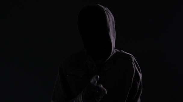 Oigenkännlig Hooded Galning Stalker Gestikulerande Finger Läppar Eller Shh Logga — Stockvideo