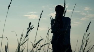 Kayıp adam kırsal kırsal çayır alana geç yaz öğleden sonra ayakta silüeti