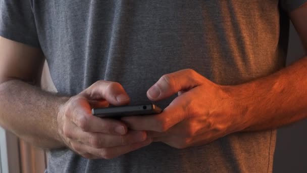 Close Mãos Masculinas Mensagens Texto Telefone Celular Dentro Casa Polegares — Vídeo de Stock