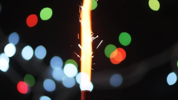 Vela Fuegos Artificiales Quema Cámara Lenta Sobre Fondo Bokeh Desenfocado — Vídeo de stock