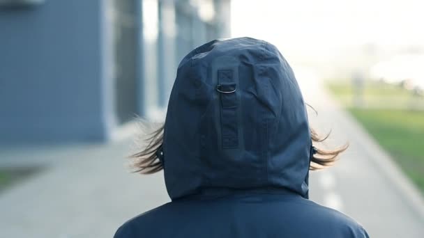 Vista Trasera Persona Femenina Encapuchada Caminando Por Calle Ciudad Fría — Vídeos de Stock