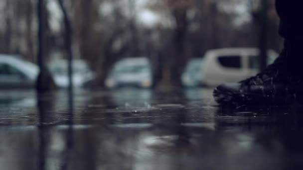 Pés Masculinos Botas Pisando Poça Chuva Noite Homem Andando Pavimento — Vídeo de Stock