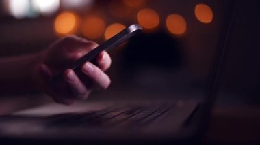 Kadın el cep telefonuyla geceleri karanlık odada, düşük anahtar görüntüleri kapat