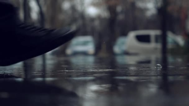 Mannelijke Voeten Intensivering Regen Laarzen Plas Nacht Man Lopen Stoep — Stockvideo