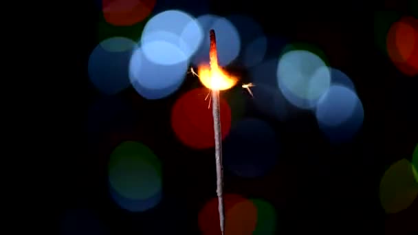 假日火花在慢动作中燃烧 火花在五颜六色的博克光背景爆炸 — 图库视频影像