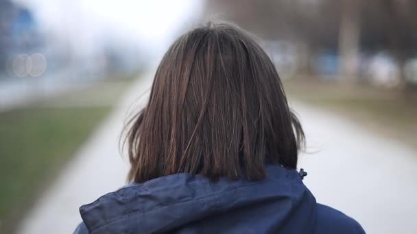 Soğuk Kış Öğleden Sonra Ağır Çekim Caddenin Üzerinde Kadın Arkadan — Stok video